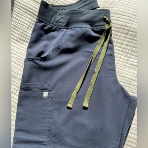 Figs Kade Cargo scrub pants Medium Petite size